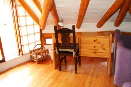 Mesa de comedor junto a una ventana.