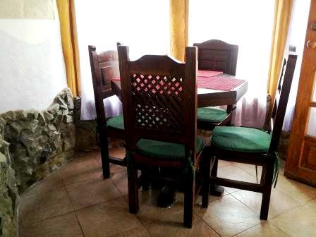 Comedor con mesa y sillas de madera.