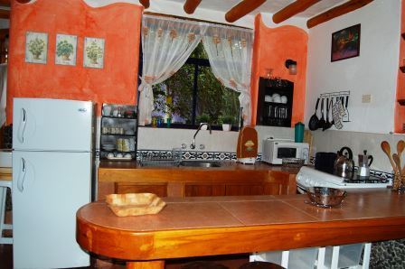 Mesa de comedor junto al mesón de la cocina.