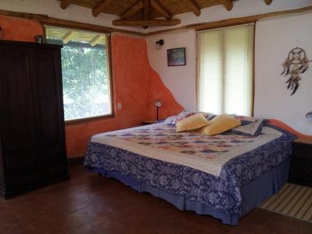 Dormitorio con cama y armario de madera.