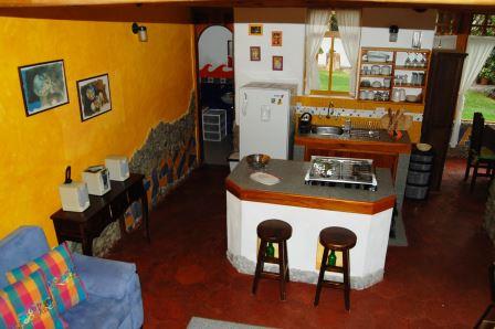 Cocina-comedor con gabinetes de madera.