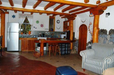 Sala con sofá y área de comedor.