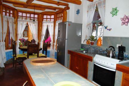Cocina y comedor con muebles de madera.