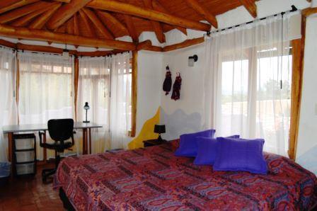 Dormitorio con cama y paredes decoradas.