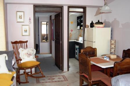 Cocina abierta junto a la sala.