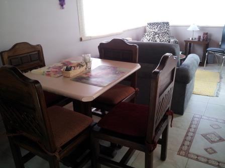 Mesa de comedor y sillas de madera.